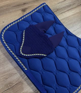 Největší výzva co se barev týče! 🤩 K podsedlovce PS of Sweden v modrofialové (nebo fialovomodré?) barvě 💙💜 najít barvu...