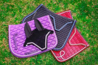 Jedna čabraka rovnou ke třem podsedlovým dečkám! Jak? Čabraka VELCRA: Pomocí vychytávky ClipTrim na suchý zip si můžeš...